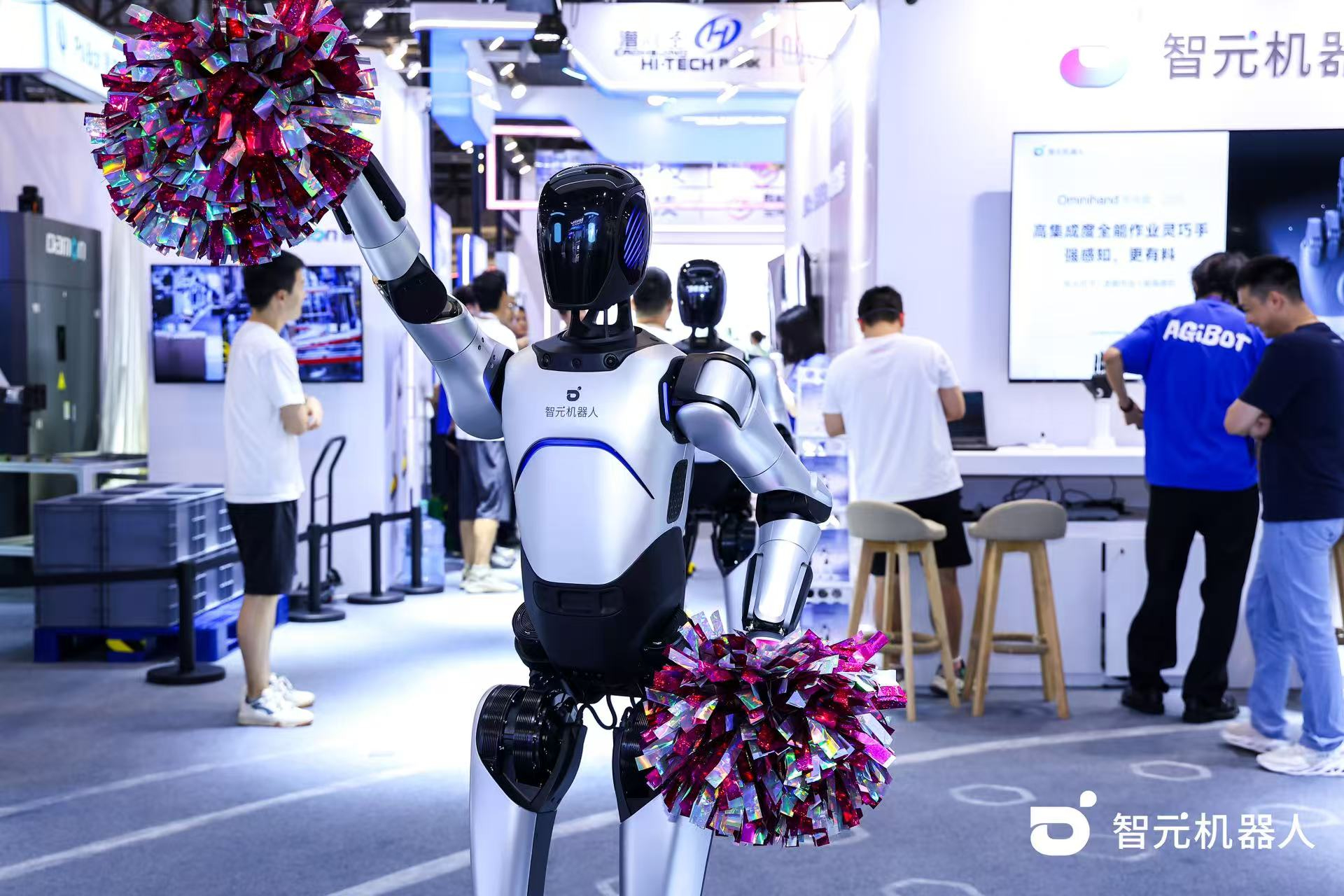 AG庄闲机器人 WAIC 首日展台火爆，机器人家族集体打工忙不停